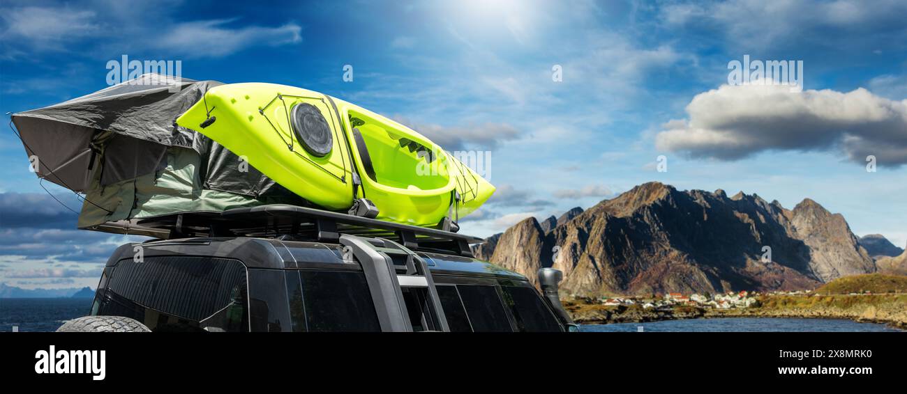 Dach des Autos mit Kanu und touristischem Zelt Stockfoto