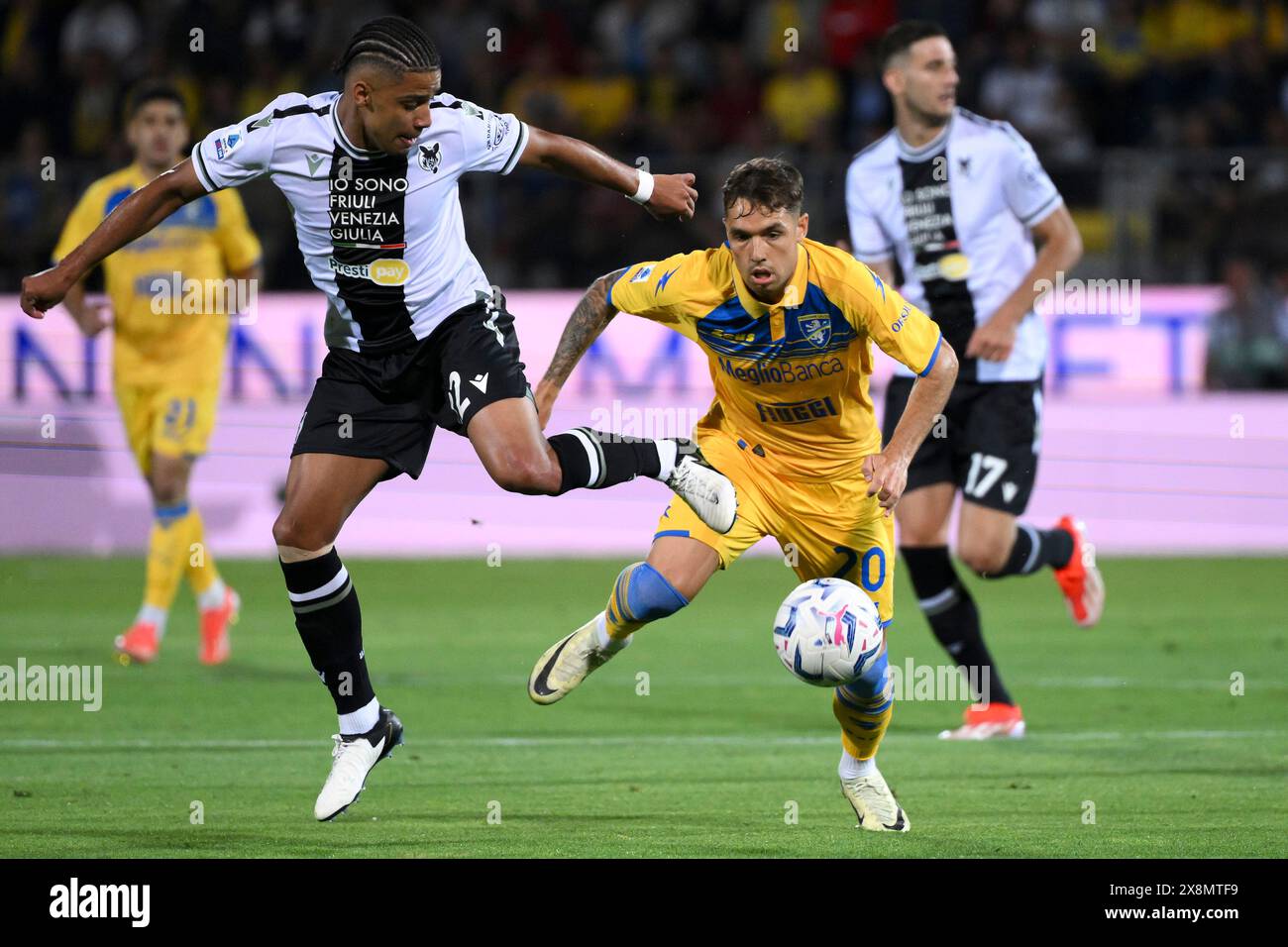 Frosinone, Italien. Mai 2024. Brenner Souza da Silva von Udinese Calcio und Pol Lirola von Frosinone während des Fußballspiels Serie A zwischen Frosinone Calcio und Udinese Calcio im Benito Stirpe Stadion in Frosinone (Italien), 26. Mai 2024. Quelle: Insidefoto di andrea staccioli/Alamy Live News Stockfoto