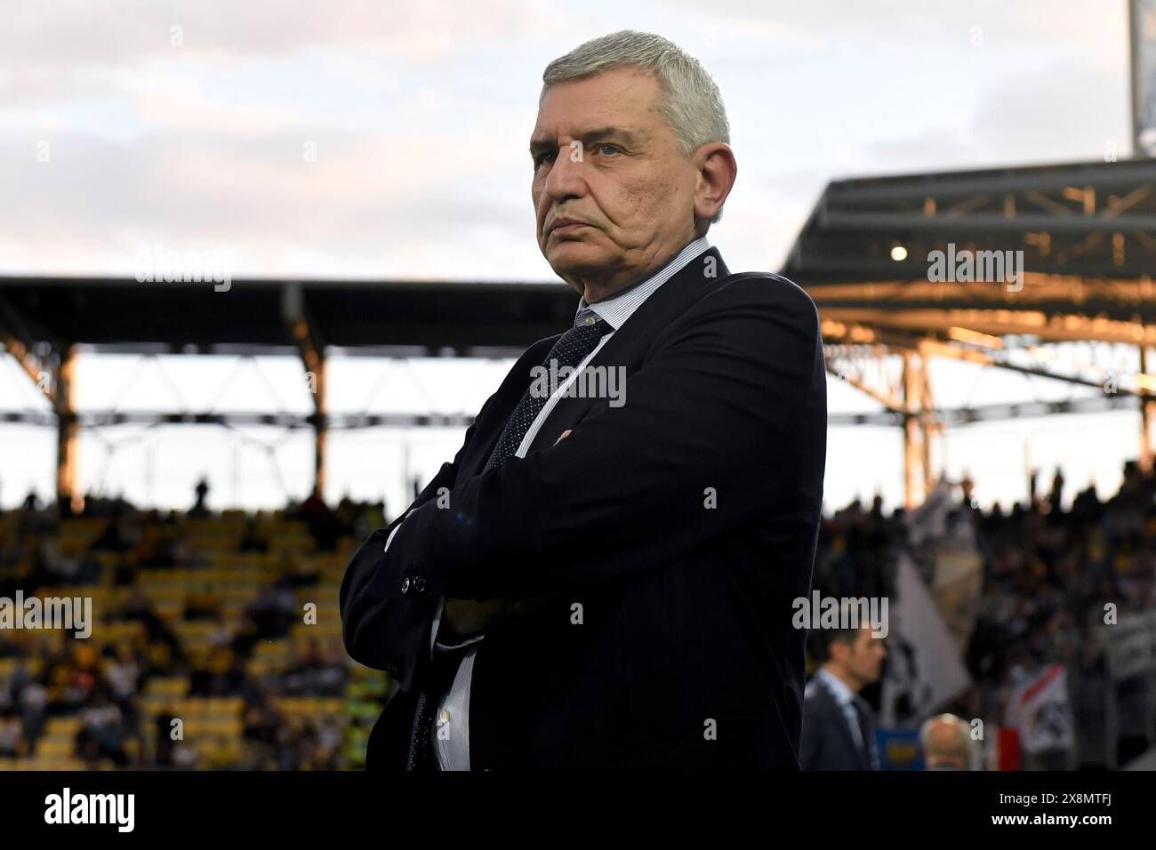 Frosinone, Italien. Mai 2024. Frosinone-Präsident Maurizio Stirpe sieht beim Fußballspiel der Serie A zwischen Frosinone Calcio und Udinese Calcio im Benito Stirpe-Stadion in Frosinone (Italien) am 26. Mai 2024 an. Quelle: Insidefoto di andrea staccioli/Alamy Live News Stockfoto