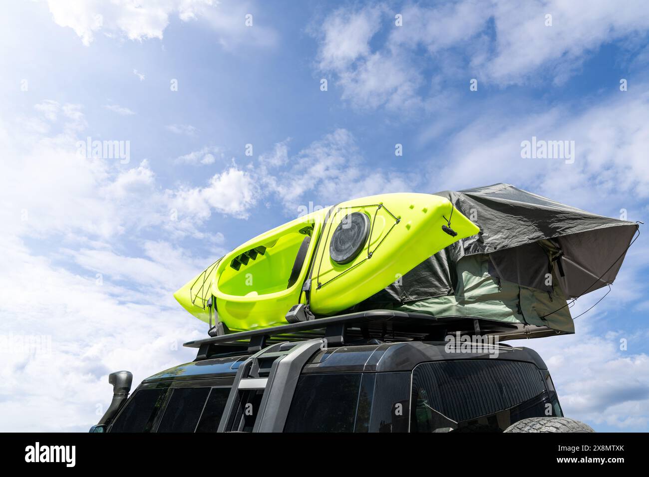 Dach des Autos mit Kanu und touristischem Zelt Stockfoto