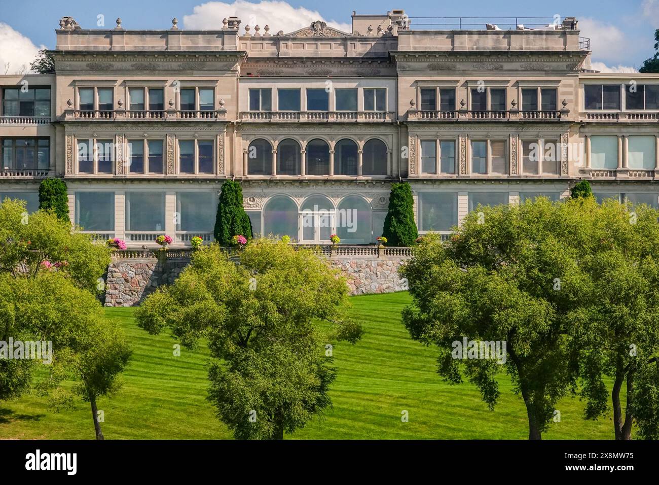 Stone Manor, ein historisches Herrenhaus, erbaut von Otto Young, einem Chicago Real Estate Tycoon im Jahr 1899 am Genfer See in Fontana-on-Geneva-Lake, Wisconsin. Der Genfer See ist ein beliebtes Urlaubsziel für wohlhabende Chicagoer mit Zweitwohnungen und wird auch als „Newport des Westens“ bezeichnet. Stockfoto