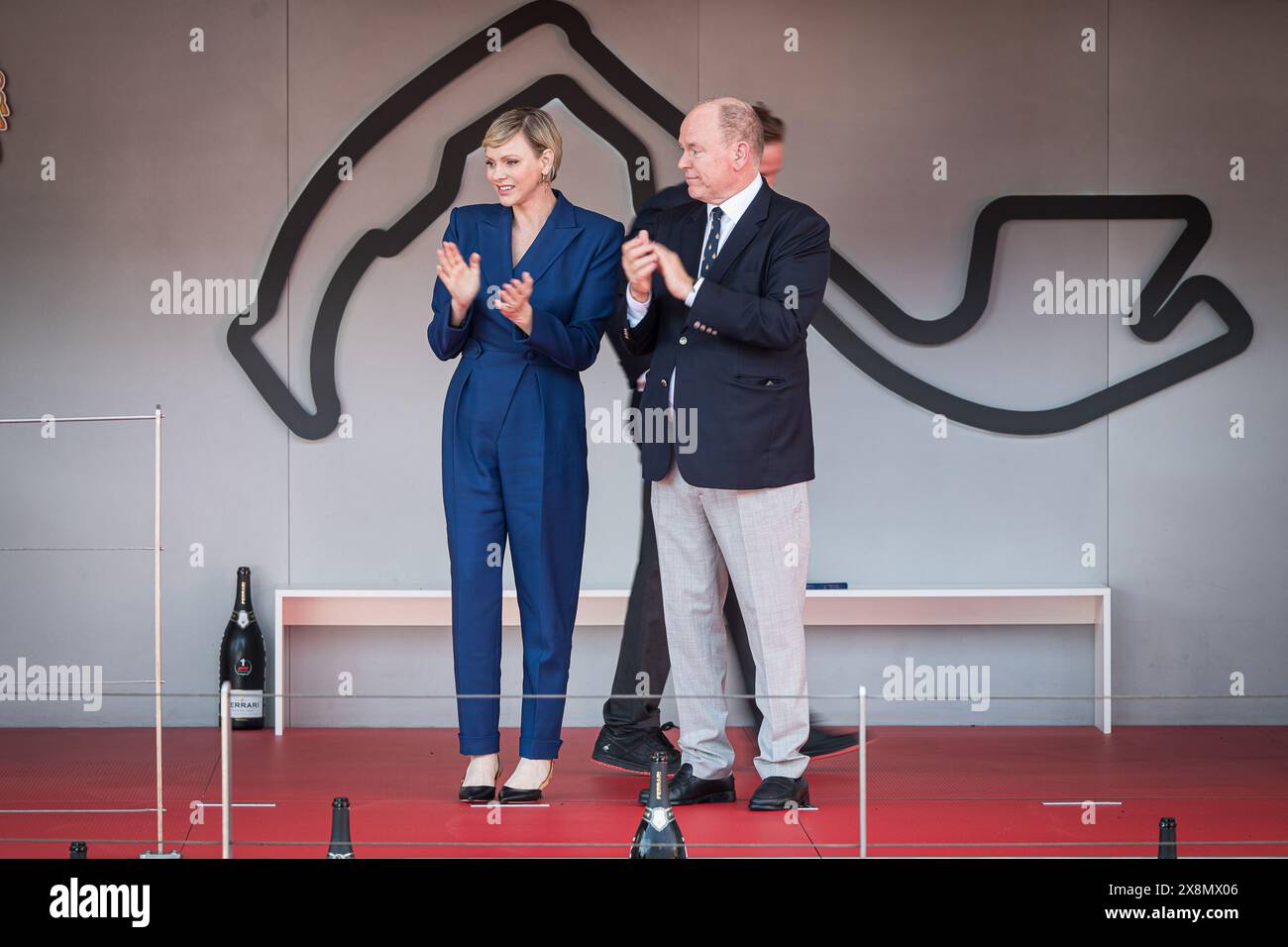 Monaco, Monaco. Mai 2024. Charlene (L), Prinzessin von Monaco und Albert II., Prinz von Monaco, applaudieren auf dem Podium nach dem Formel 1-Grand-Prix-Rennen von Monaco. Quelle: SOPA Images Limited/Alamy Live News Stockfoto