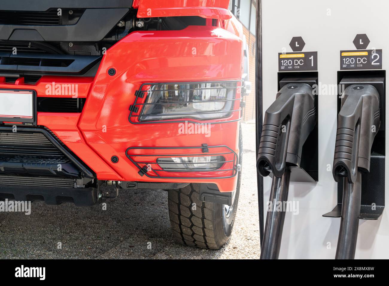 Ladestation für Elektrofahrzeuge auf dem Hintergrund eines Lkws. Konzept. Stockfoto