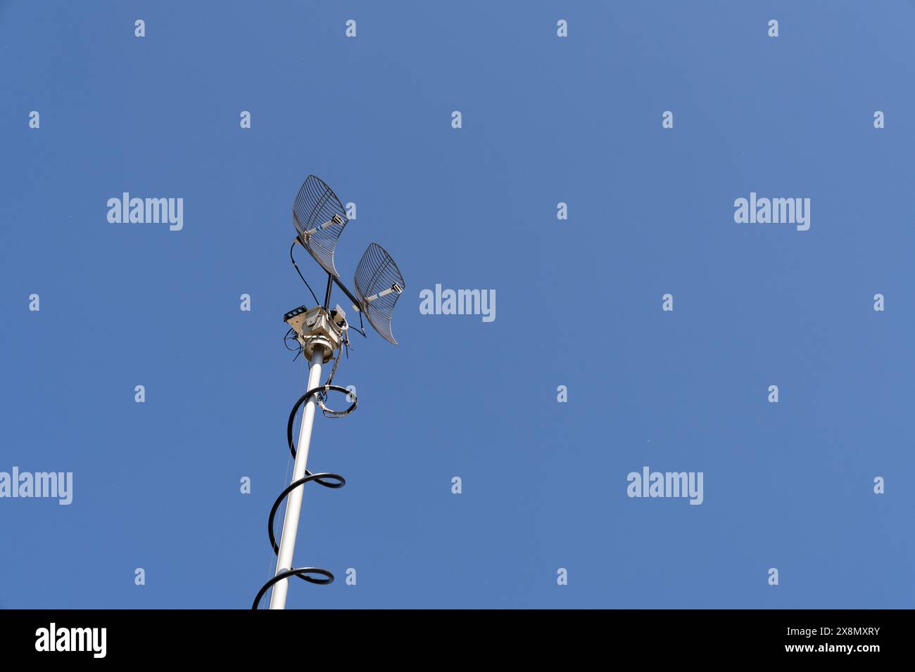 Mobiler Telekommunikationsturm auf einem Hintergrund des blauen Himmels Stockfoto
