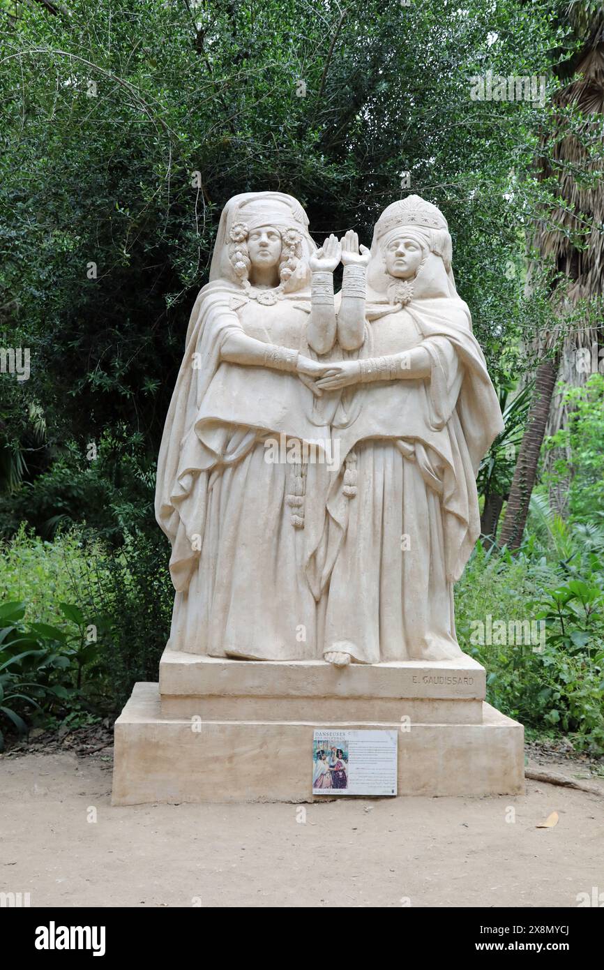 Skulptur der Tänzer des Ouled Nail aus den 1920er Jahren von Emile Gaudissard im Jardin d'Essai in Algier Stockfoto