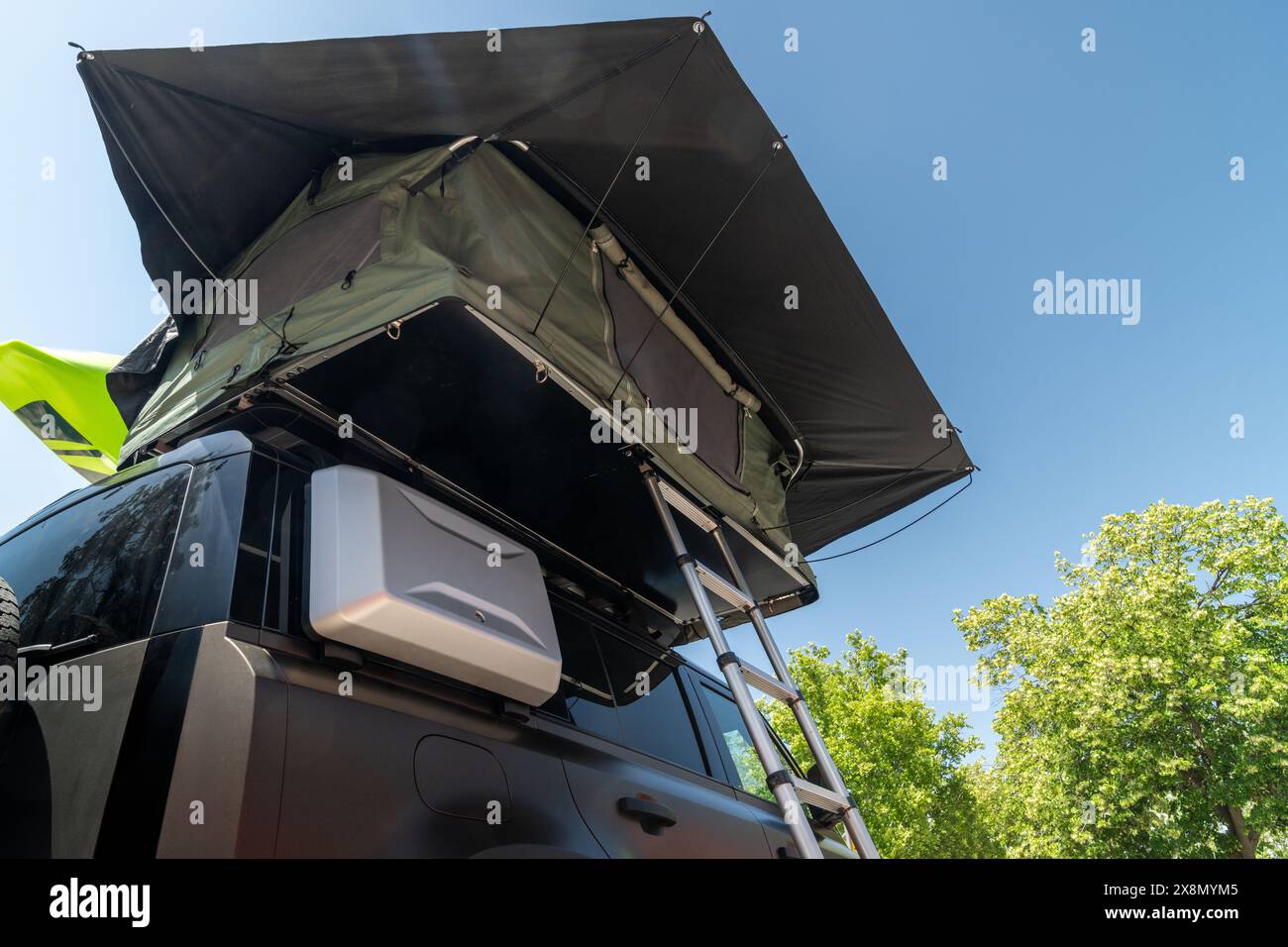 Dach des Autos mit Kanu und touristischem Zelt Stockfoto