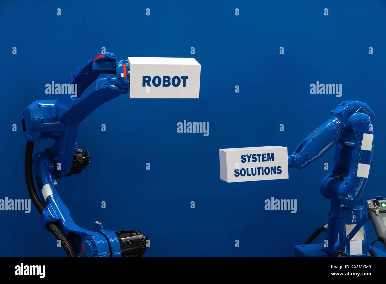 Roboterarme auf blauem Hintergrund. Intelligentes Industriekonzept. Stockfoto