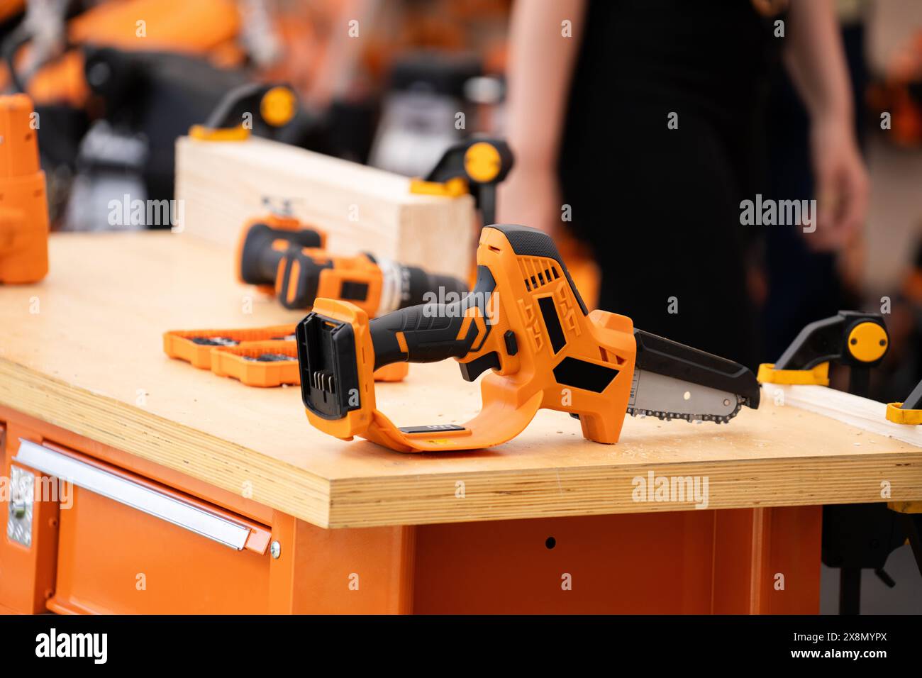 Elektrowerkzeug für den Bau von Holzhäusern. Stockfoto