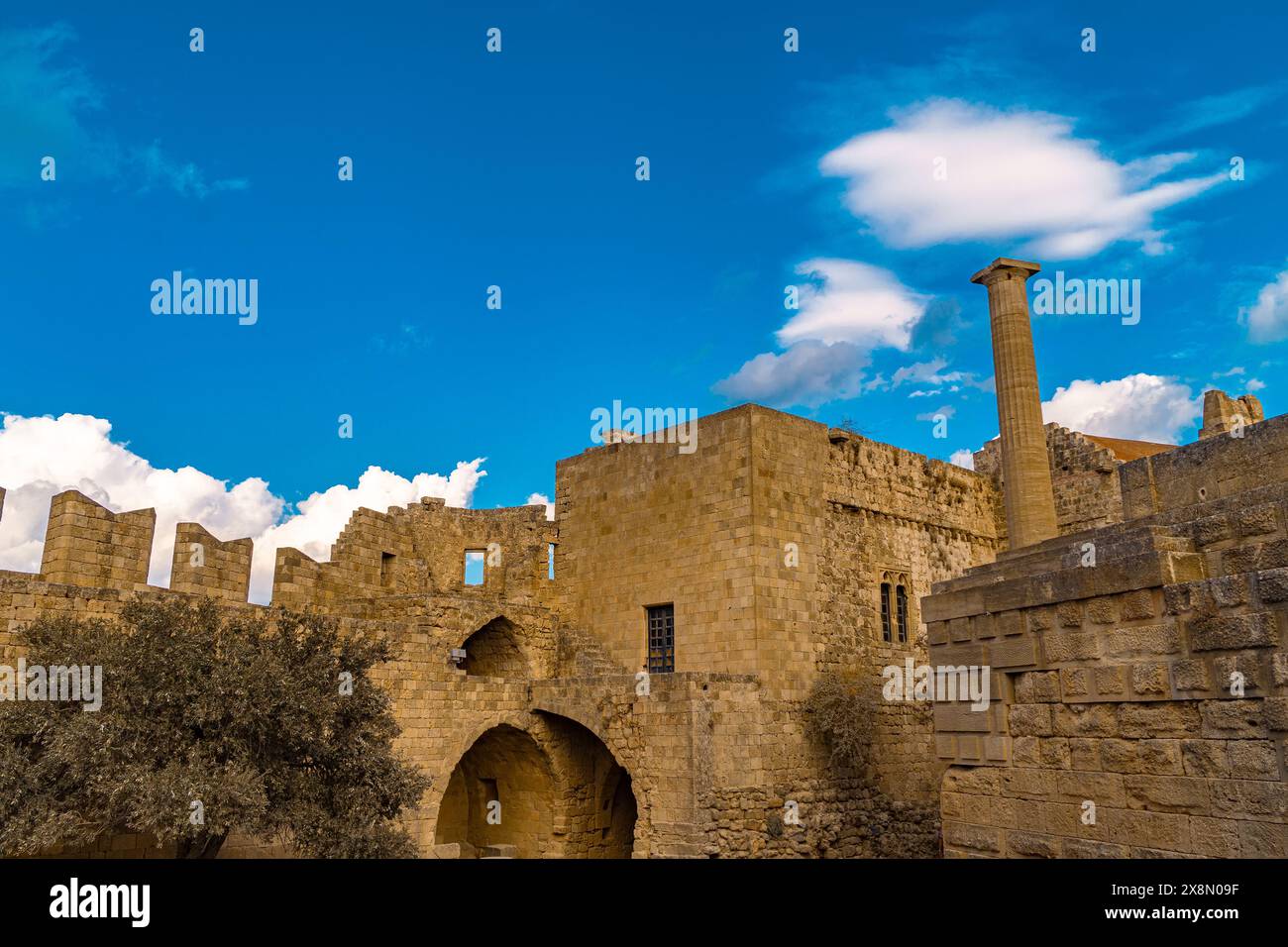 Die mächtigen Mauern der Akropolis von Lindos in Griechenland. Stockfoto