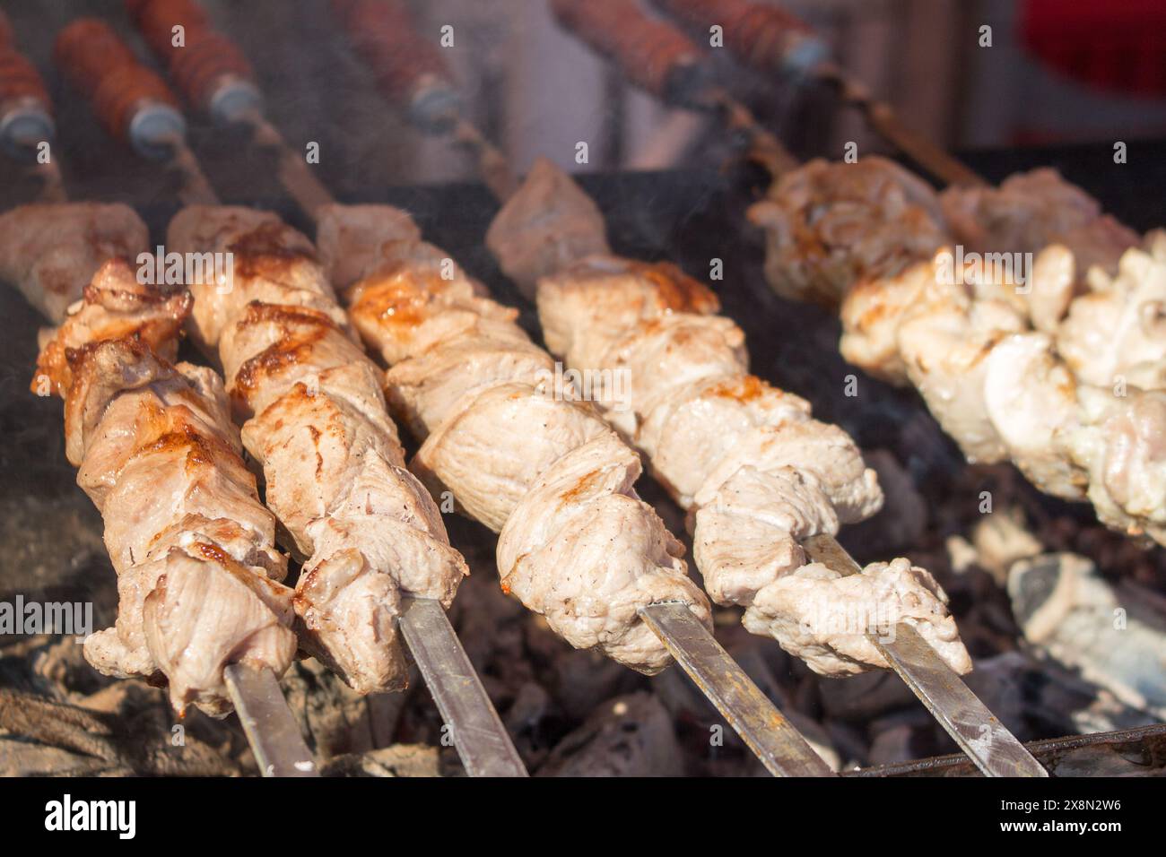 Appetitlicher Kebab wird auf heißen Kohlen gebacken. Eine beliebte Art, Fleisch zu kochen. Stockfoto