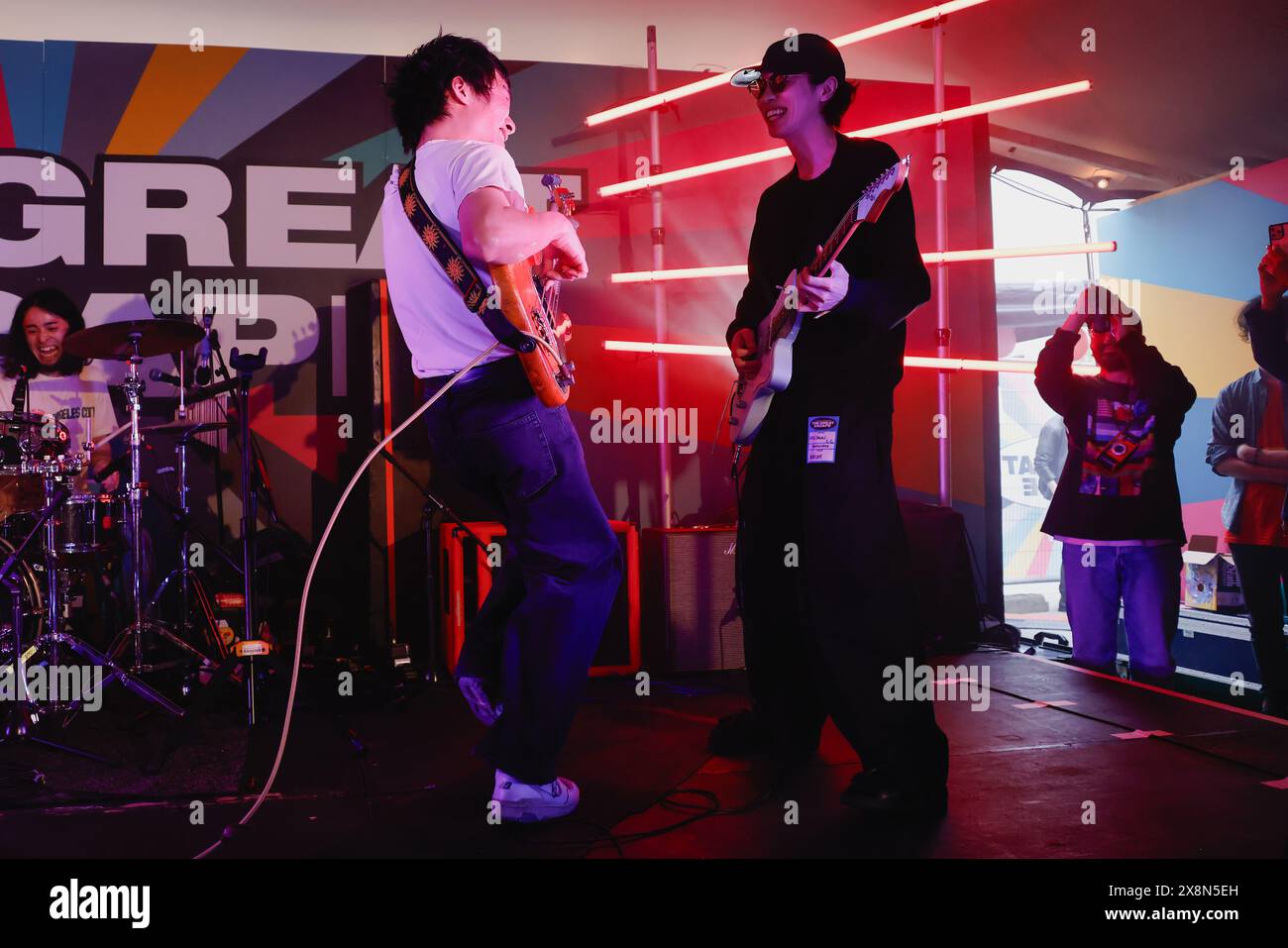 Jubilee Square, Brighton, Stadt Brighton & Hove, East Sussex. Helsinki Lambda Club tritt am Jubilee Square in Brighton als Teil des Great Escape 2024 Musikfestivals auf. David Smith/Alamy News Stockfoto