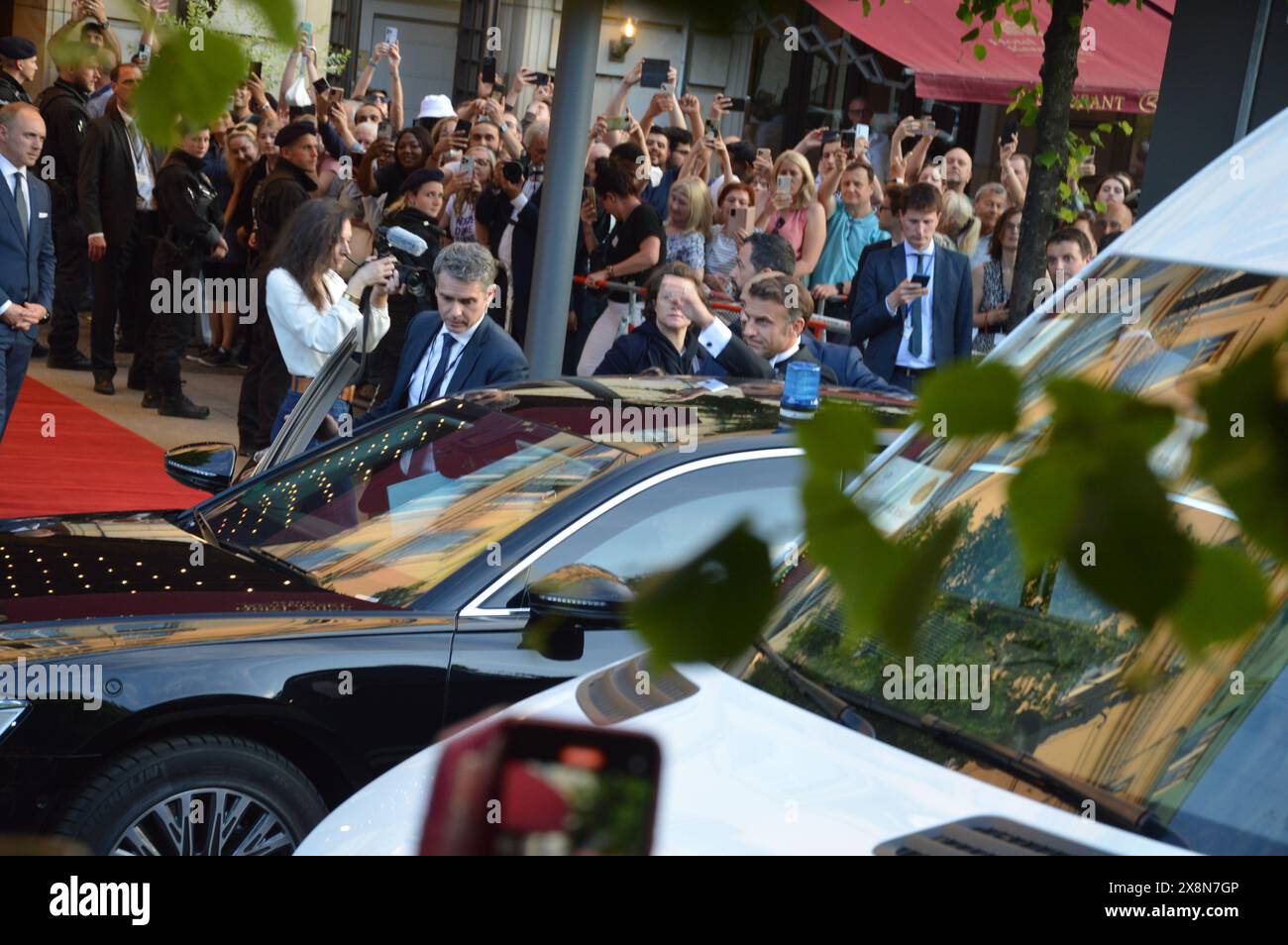 Berlin, Deutschland - 26. Mai 2024 - der französische Präsident Emmanuel Macron und seine Frau Brigitte verlassen das Hotel Adlon. (Foto: Markku Rainer Peltonen) Stockfoto