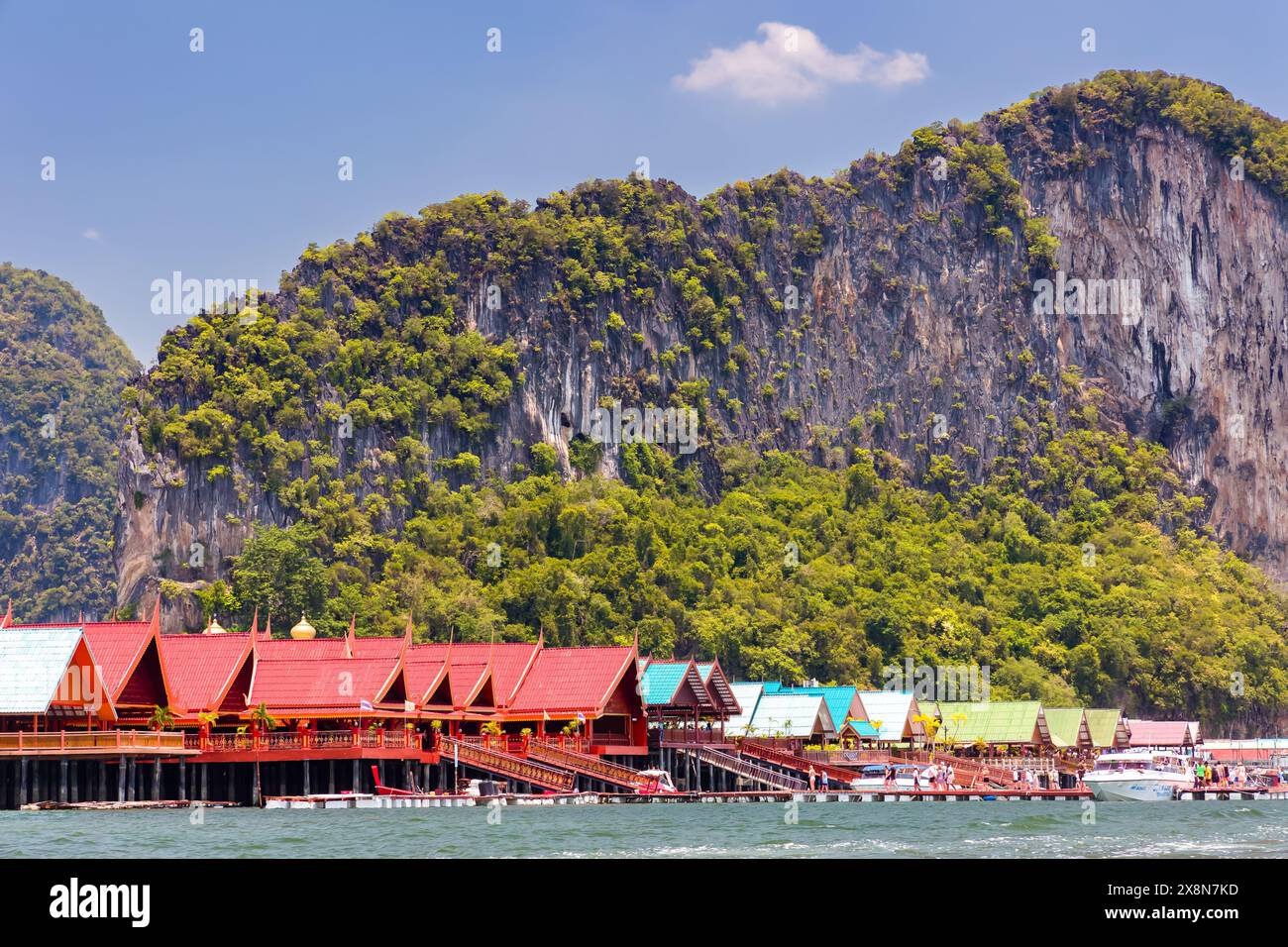 Das schwimmende muslimische Fischerdorf Koh Panyee' in der Kalksteinlandschaft von Phang Nga Bay, Thailand Stockfoto