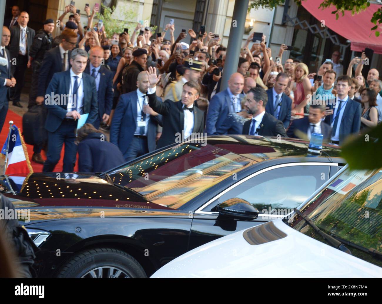 Berlin, Deutschland - 26. Mai 2024 - der französische Präsident Emmanuel Macron und seine Frau Brigitte verlassen das Hotel Adlon. (Foto: Markku Rainer Peltonen) Stockfoto