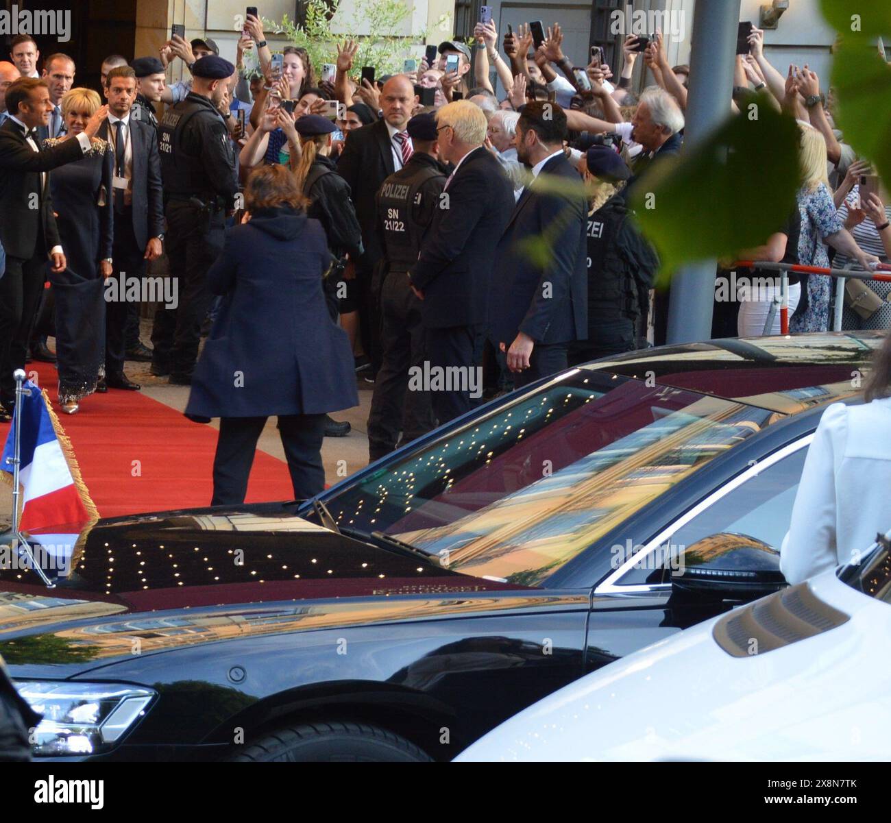 Berlin, Deutschland - 26. Mai 2024 - der französische Präsident Emmanuel Macron und seine Frau Brigitte verlassen das Hotel Adlon. (Foto: Markku Rainer Peltonen) Stockfoto