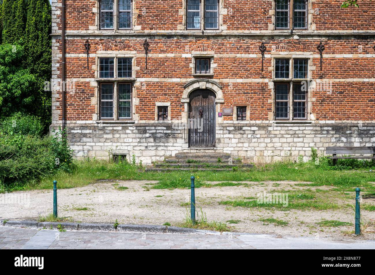 Groot-Bijgaarden, Flämisch Brabant, Belgien, 23. Mai 2024 - historische Fassade des Pampoelhuis, das alte Rathaus des Dorfes Stockfoto