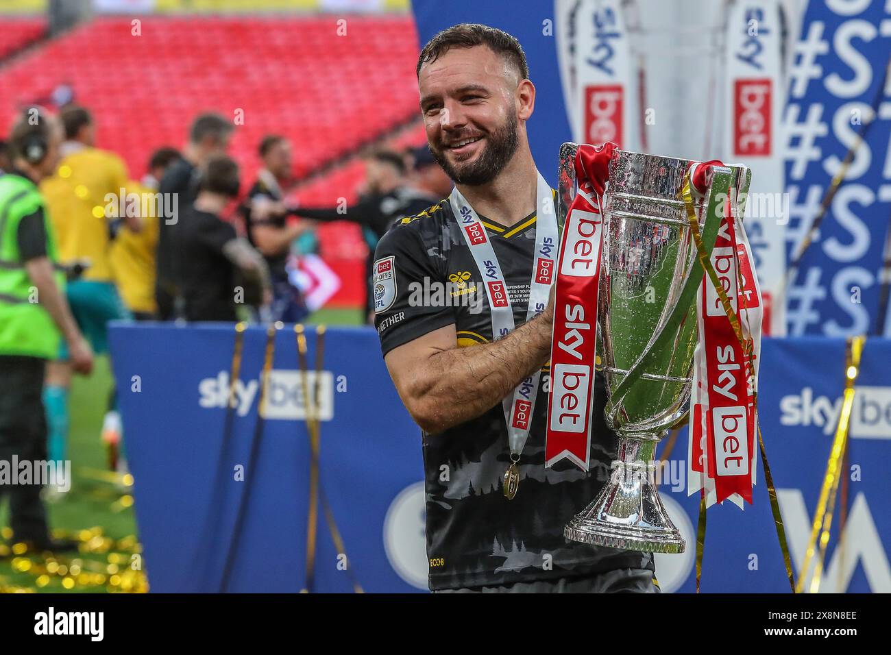 London, Großbritannien. Mai 2024. Adam Armstrong aus Southampton gewinnt die Trophäe, nachdem sein Team 0-1 im Play-Off-Finale der Sky Bet Championship gewonnen hatte. Leeds United vs. Southampton im Wembley Stadium, London, Großbritannien, 26. Mai 2024 (Foto: Gareth Evans/News Images) in London, Großbritannien am 26. Mai 2024. (Foto: Gareth Evans/News Images/SIPA USA) Credit: SIPA USA/Alamy Live News Stockfoto