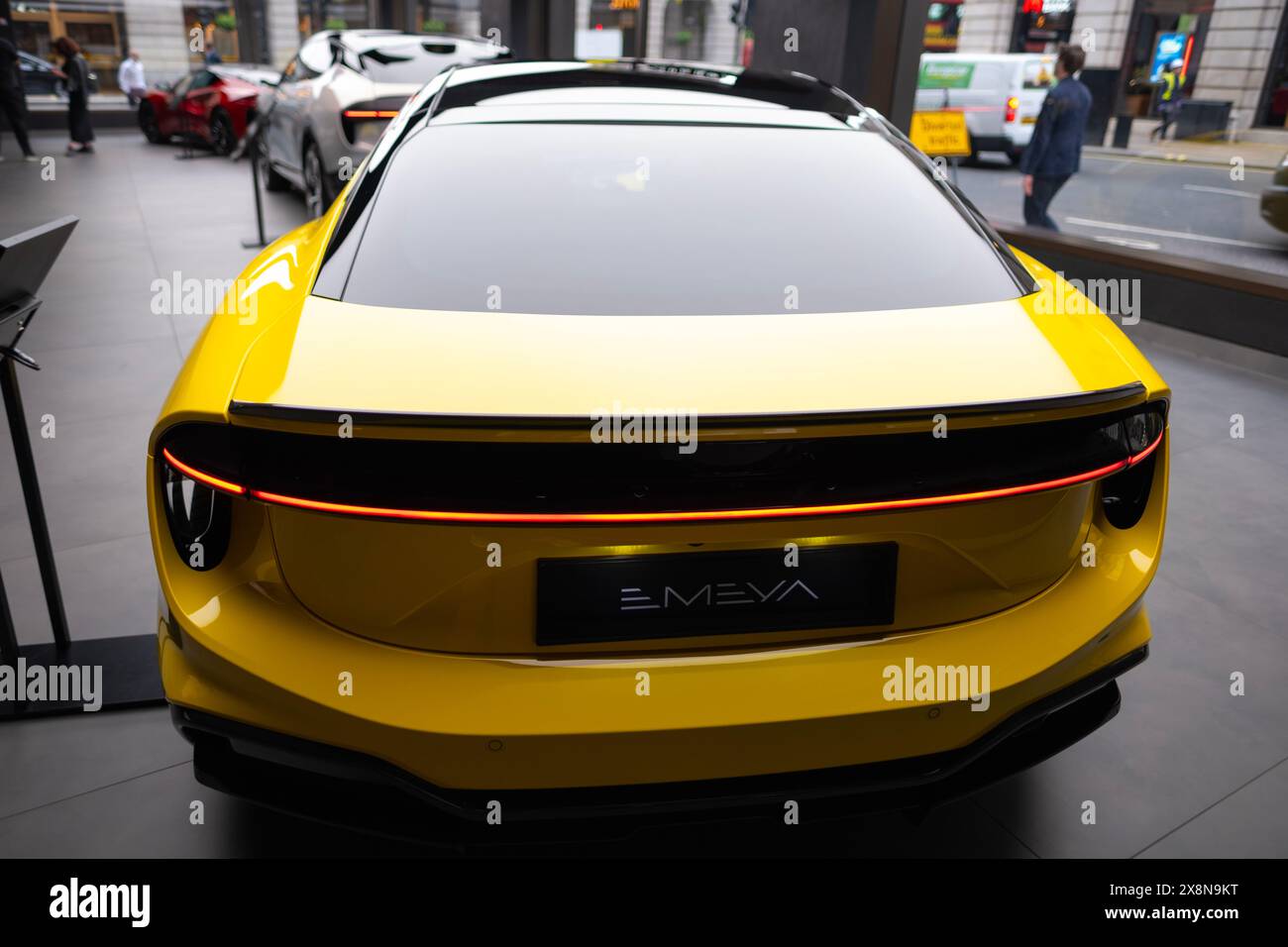 Neuer gelber Akku-elektrischer Hyper-GT Lotus Emeya im Ausstellungsraum, britischer Sportwagen Lotus Cars Limited, Automobilindustrie 2024, umweltfreundliche cleanline Stockfoto