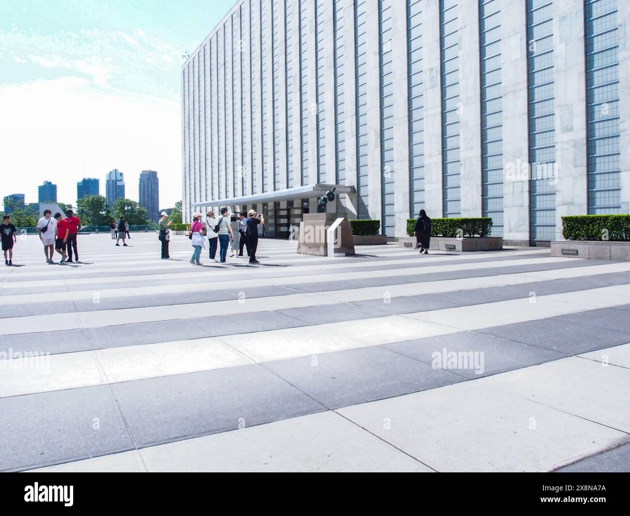 New York, New York, USA. Juni 2024. Vor dem Eingang des UN-Besucherzentrums fotografieren sich die Menschen gegenseitig. (Kreditbild: © Bianca Otero/ZUMA Press Wire) NUR REDAKTIONELLE VERWENDUNG! Nicht für kommerzielle ZWECKE! Stockfoto