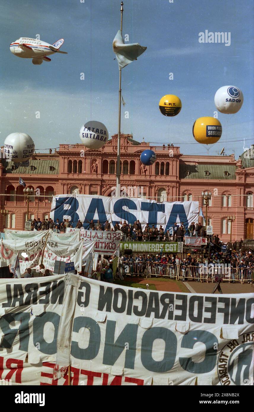 CGT (Confederación General del Trabajo/General Confederation of Labor) marschiert gegen Präsident Fernando de la Rúa, Plaza de Mayo mit einem BASTA-Schild, Buenos Aires, Argentinien, 29. August 2001. Stockfoto