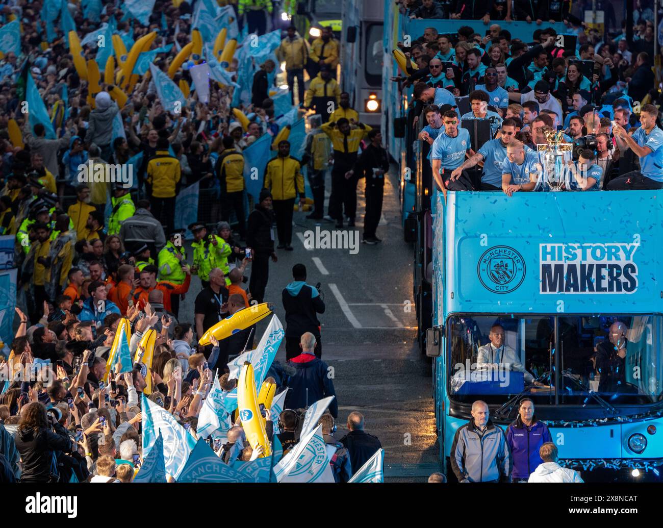 Manchester, Großbritannien. Mai 2024. Die Siegesparade von Manchester City zieht durch Deansgate im Stadtzentrum. Fans säumten die Strecke im Stadtzentrum, um die Parade zu sehen, um den historischen Triumph ihres Vereins in der Premier League zu feiern. Manchester City war die erste Mannschaft in der Geschichte des englischen Fußballs, die vier Titel in der Liga gewann, dank eines Sieges 3-1 gegen West Ham United am vergangenen Sonntag (19. Mai). Manchester UK Bild: Garyroberts/worldwidefeatures.com Credit: GaryRobertsphotography/Alamy Live News Stockfoto