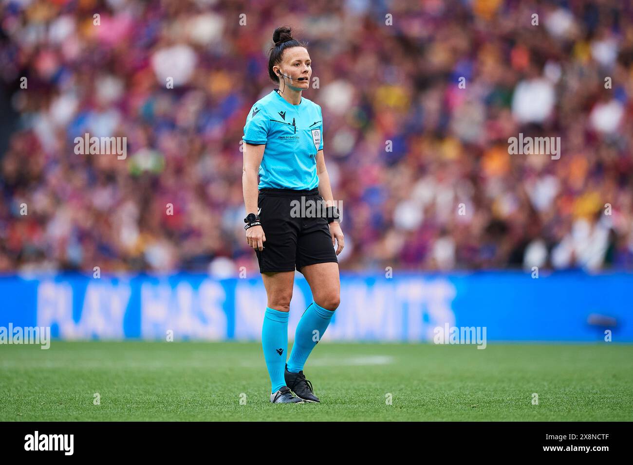 Die Schiedsrichterin Rebecca Welch sieht sich beim Finale der UEFA Women's Champions League 2023/24 zwischen dem FC Barcelona und Olympique Lyonnais in San Mames an Stockfoto