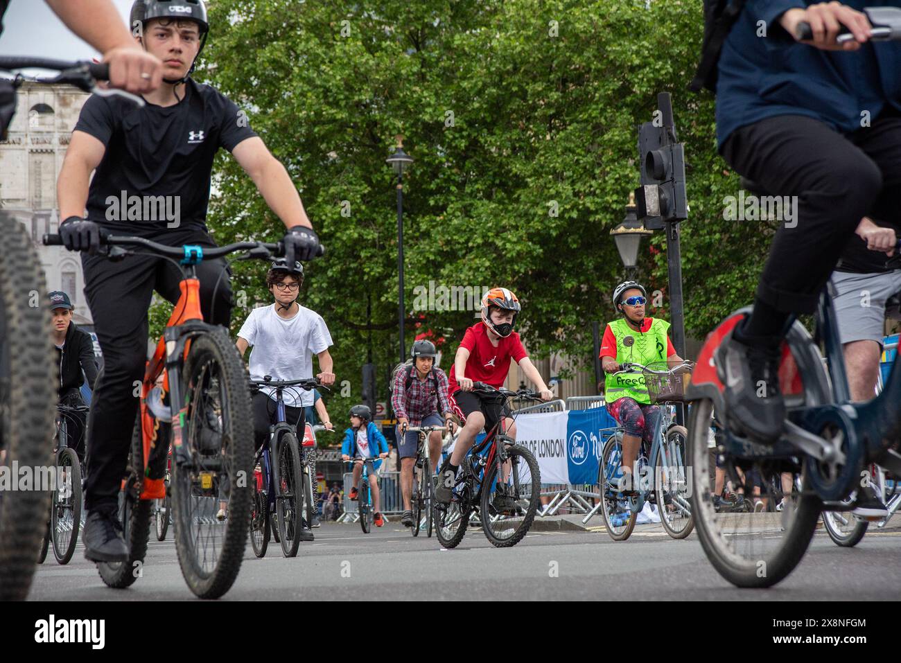 London, Großbritannien. Mai 2024. Radfahrer fahren durch den Trafalgar Square in London. Tausende von Menschen besuchten den Ford RideLondon FreeCycle. Es ist eine 11 km lange Fahrt für Radfahrer aller Altersgruppen und Fähigkeiten. Die Route ist verkehrsfrei und es ist ein einzigartiges Erlebnis, das Zentrum von London mit dem Fahrrad zu erkunden. Reisen Sie zum berühmtesten Ort von London wie Buckingham Palace, Mall und St Paul's Cathedral. Quelle: SOPA Images Limited/Alamy Live News Stockfoto