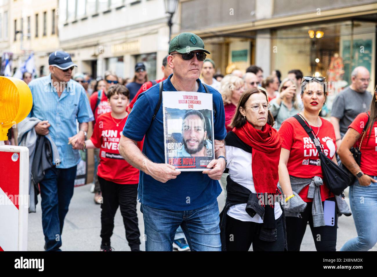 München, Deutschland. Mai 2024. Am 26. Mai 2024 protestierten Hunderte mit Run for their Life in München. Sie sehen sich als unpolitisch und fordern die Freilassung aller Geiseln, die von der Hamas festgehalten werden. (Foto: Alexander Pohl/SIPA USA) Credit: SIPA USA/Alamy Live News Stockfoto