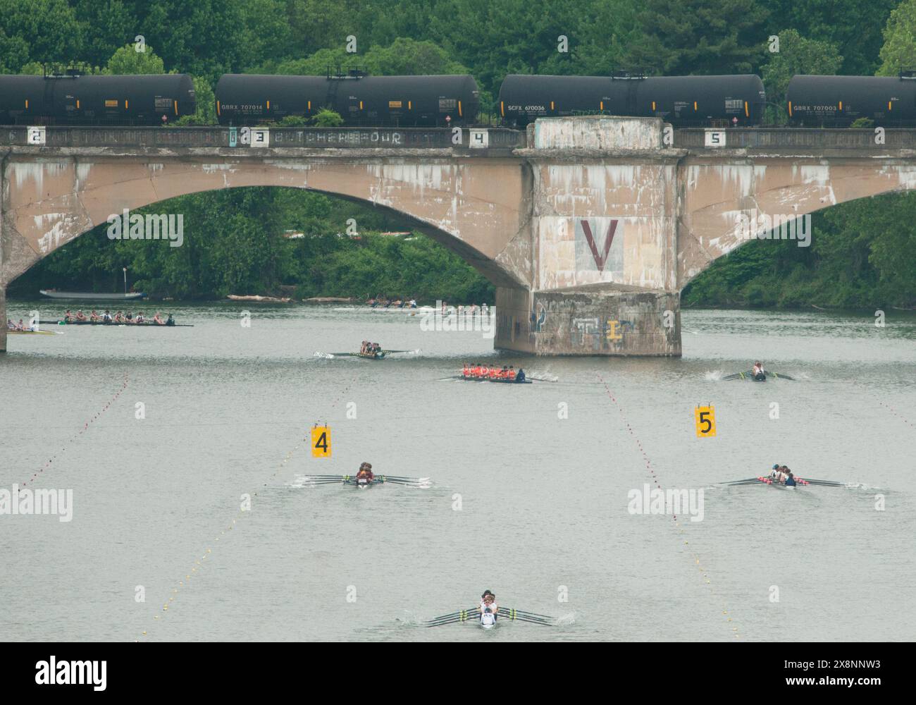 Ruderer treten jährlich an der Stotesbury Cup Regatta, dem größten Highschool-Event des Landes, am Schuylkill River in Philadelphia an. Stockfoto