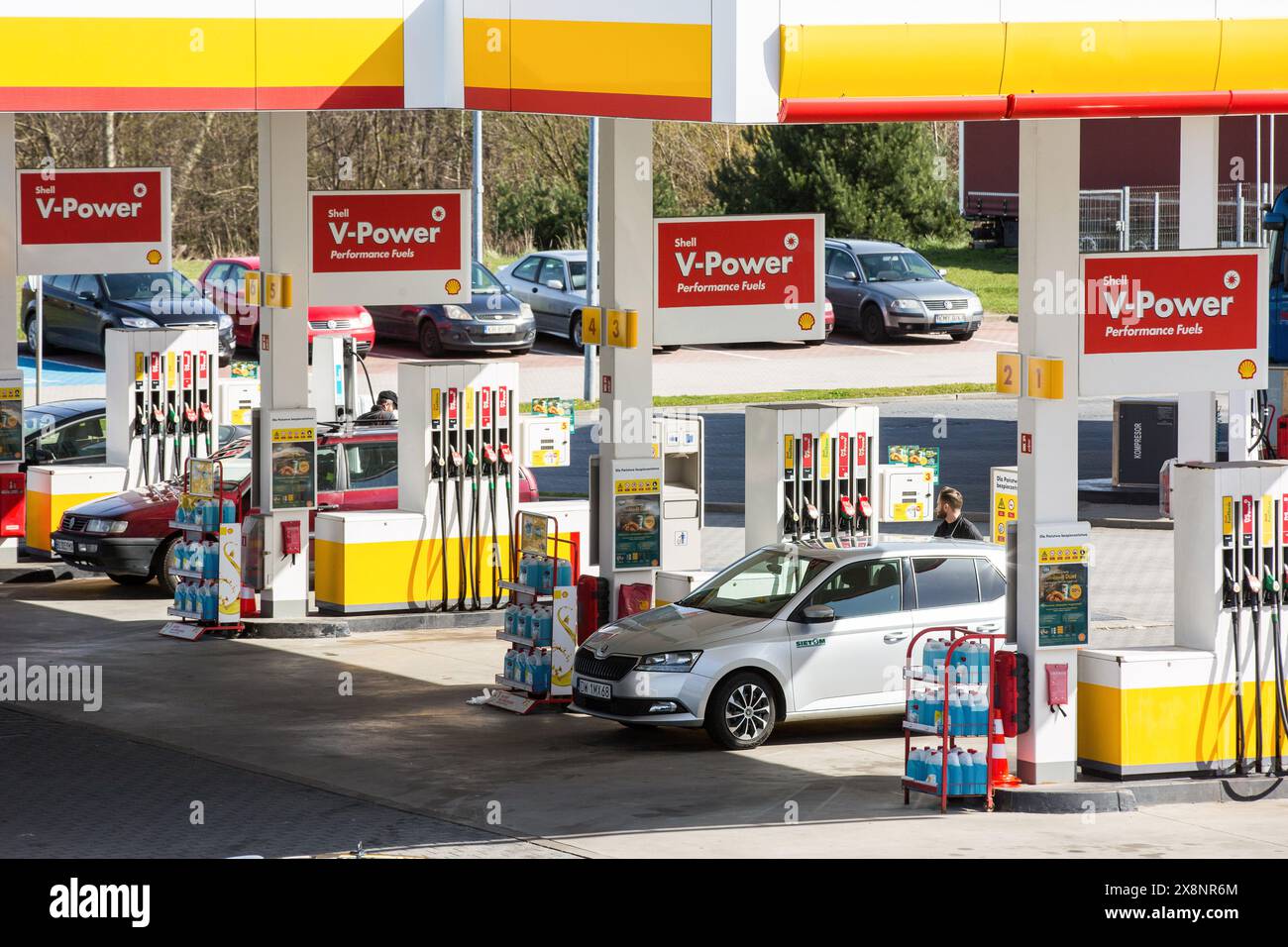 Ruda Slaska, Woiwodschaft Schlesien, Polen. März 2024. Britisches multinationales Öl- und Gasunternehmen; Tankstellenspender Shell plc im Rastbereich in der Nähe der Autobahn A4 in Ruda Slaska. Die Autobahn A4 ist die längste Autobahn Polens. Sie verläuft durch Südpolen von der Polnisch-deutschen Grenze in Zgorzelec, östlich bis zur Grenze zur Ukraine in Korczowa. Die A4 ist Teil der europäischen Route E40. (Credit Image: © Karol Serewis/SOPA Images via ZUMA Press Wire) NUR REDAKTIONELLE VERWENDUNG! Nicht für kommerzielle ZWECKE! Stockfoto