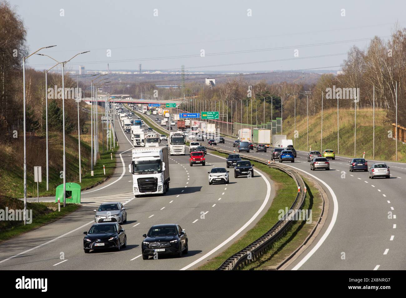 Ruda Slaska, Woiwodschaft Schlesien, Polen. März 2024. Allgemeiner Blick auf die überfüllte Autobahn A4 in Ruda Ruda Slaska. Die Autobahn A4 ist die längste Autobahn Polens. Sie verläuft durch Südpolen von der Polnisch-deutschen Grenze in Zgorzelec, östlich bis zur Grenze zur Ukraine in Korczowa. Die A4 ist Teil der europäischen Route E40. (Credit Image: © Karol Serewis/SOPA Images via ZUMA Press Wire) NUR REDAKTIONELLE VERWENDUNG! Nicht für kommerzielle ZWECKE! Stockfoto