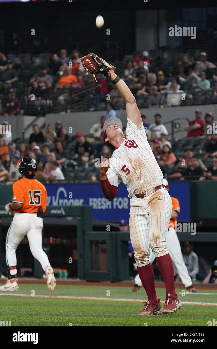 Arlington, Usa. Mai 2024. Michael Snyder #5 der ersten Baseballstation Oklahomas fängt den Ball 2024 beim Big 12 Baseball Championship-Spiel zwischen den Oklahoma State University Cowboys und den University of Oklahoma Sooners auf dem Globe Life Field. Endpunktzahl Oklahoma State 9-3 Oklahoma. Am 25. Mai 2024 in Arlington, Texas. (Foto: Javier Vicencio/Eyepix Group/SIPA USA) Credit: SIPA USA/Alamy Live News Stockfoto