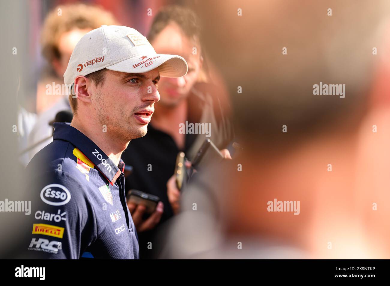 Monaco, Monaco. Mai 2024. Der niederländische Fahrer Max Verstappen von Oracle Red Bull Racing spricht nach der Qualifikation des Formel-1-Grand-Prix von Monaco mit den Medien. (Foto: Jure Makovec/SOPA Images/SIPA USA) Credit: SIPA USA/Alamy Live News Stockfoto