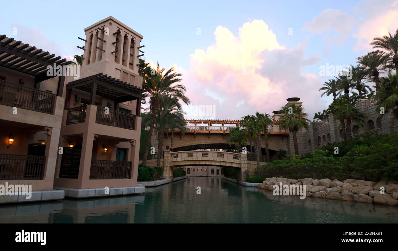 Segeln durch den wunderschönen Kanal entlang luxuriöser Villen. Aktion. Konzept von Sommerurlaub und Reisen. Stockfoto