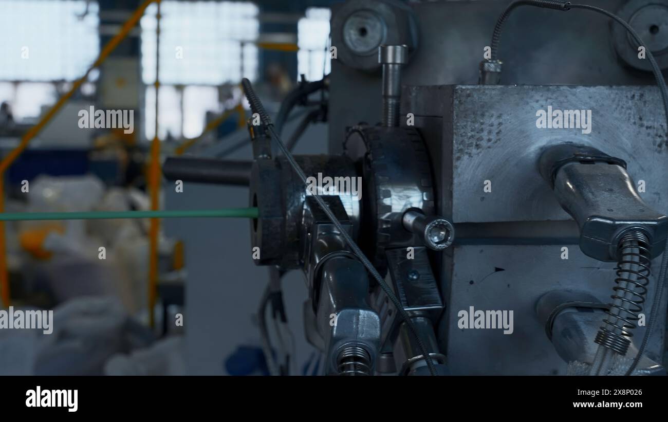 Kabelproduktionsprozess, Mechanismus in einer Kabelfabrik. Kreativ. Strecken von Kabeln und Maschinen. Stockfoto