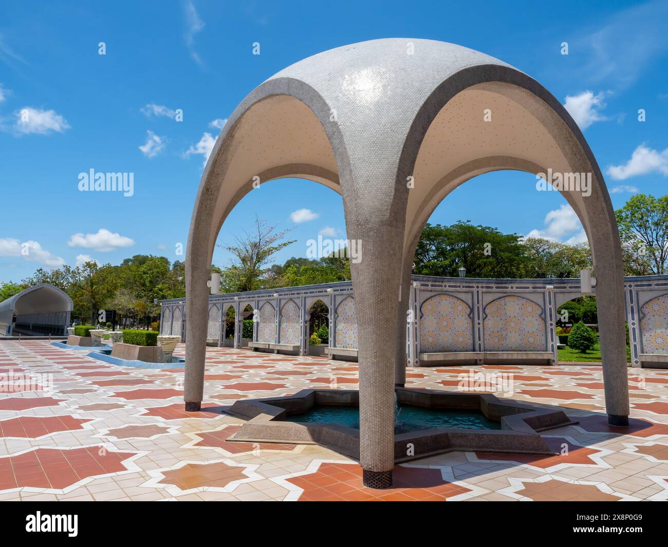 Gebogene Architektur Kuppel über dem Brunnen vor der Jame' ASR Hassanil Bolkiah Moschee, benannt nach dem 29. Und aktuellen Sultan von Brunei in Banda Stockfoto