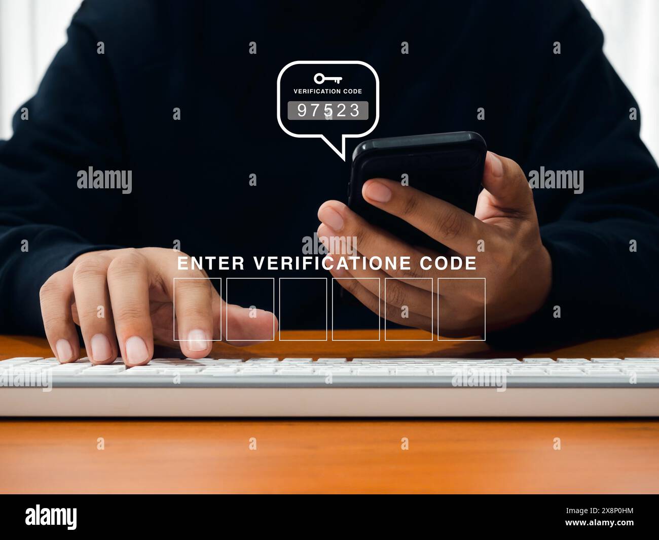 Zwei-Schritte-Authentifizierung oder 2FA-Konzept. Ein leeres Eingabefeld für den Verifizierungscode wird angezeigt, wenn ein Mann das Mobiltelefon verwendet, um Kennwortnummern mit Schlüssel-ico zu überprüfen Stockfoto