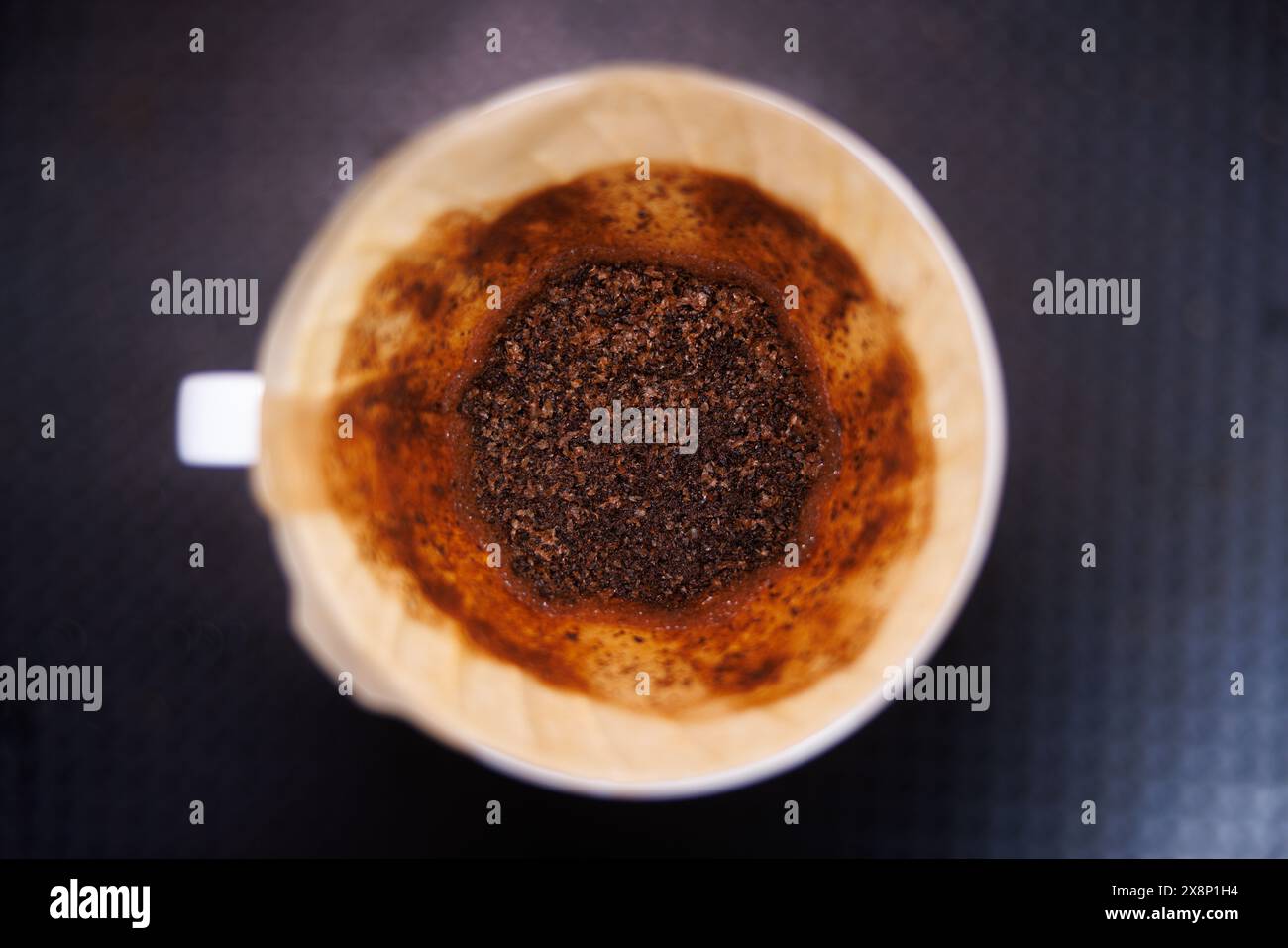 Nahaufnahme des frisch aufgebrühten V60 Pour over Coffee Shot in Filter von oben Stockfoto