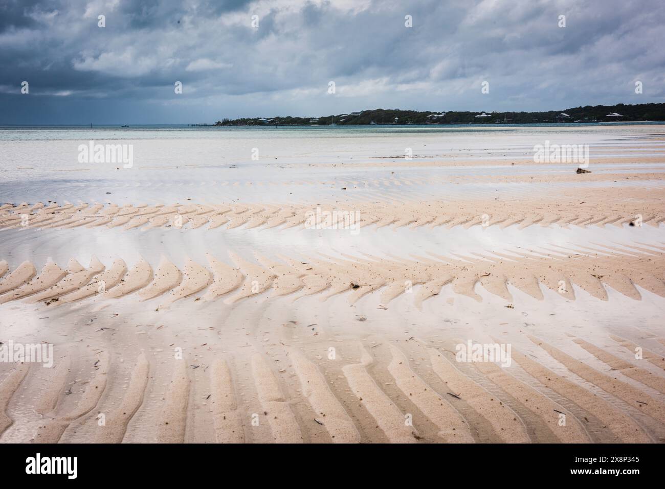 Atemberaubende Tahiti Beach Landschaft auf den Abaco Inseln. Wellen im Sand sind ein einzigartiges Merkmal dieses Strandes. Stockfoto