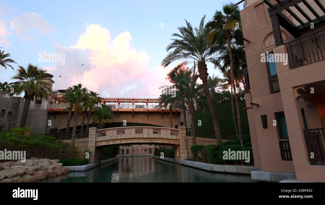Segeln durch den wunderschönen Kanal entlang luxuriöser Villen. Aktion. Konzept von Sommerurlaub und Reisen. Stockfoto