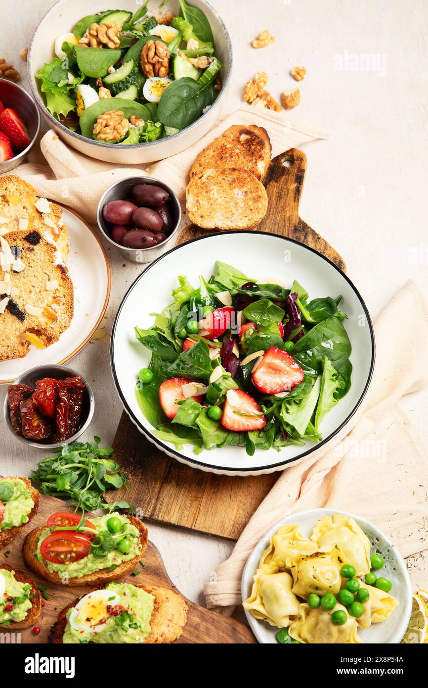 Auswahl an verschiedenen Speisen zum Abendessen. Vegetarische saisonale Sommergerichte. Draufsicht. Stockfoto