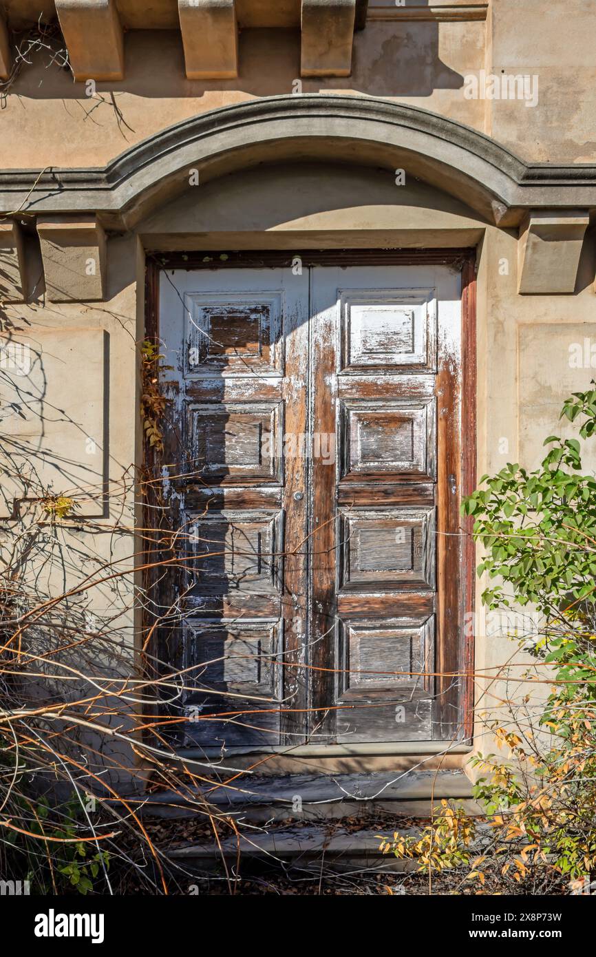 Stillgelegte französische Eingangstüren eines verlassenen Bankgebäudes in Bundarra NSW Australlia. Stockfoto