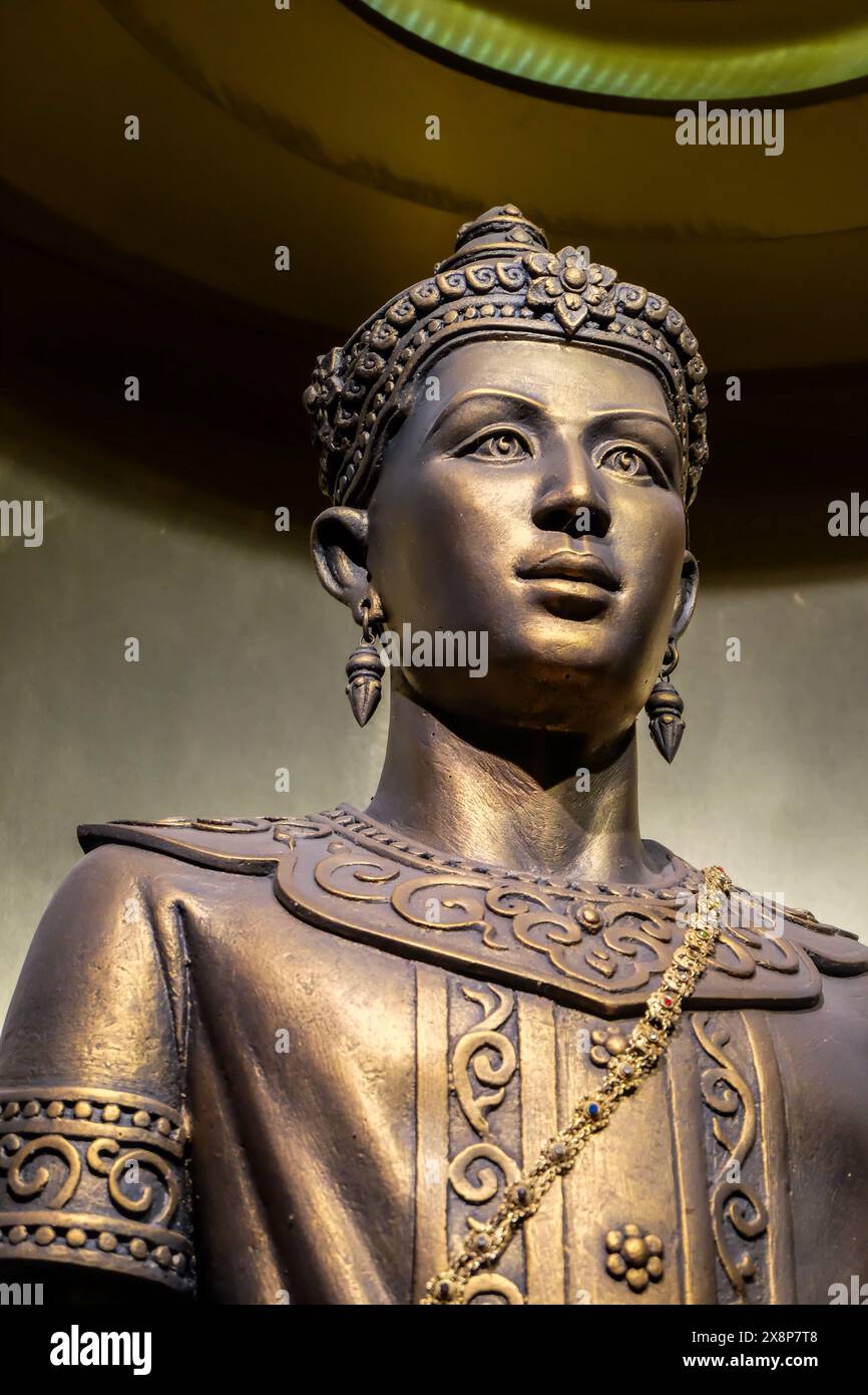 König Mangrai (1238–1311) war der Gründer des Königreichs Lanna. Diese Statue ist im Informationszentrum von Wiang Kum kam. Stockfoto
