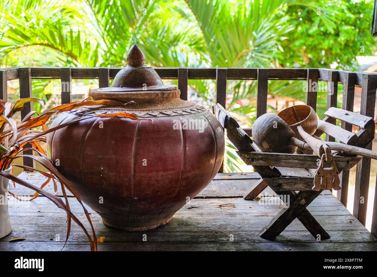 Wasserkrüge und Pfannen werden normalerweise außerhalb von thailändischen Häusern für Passanten aufgestellt Stockfoto