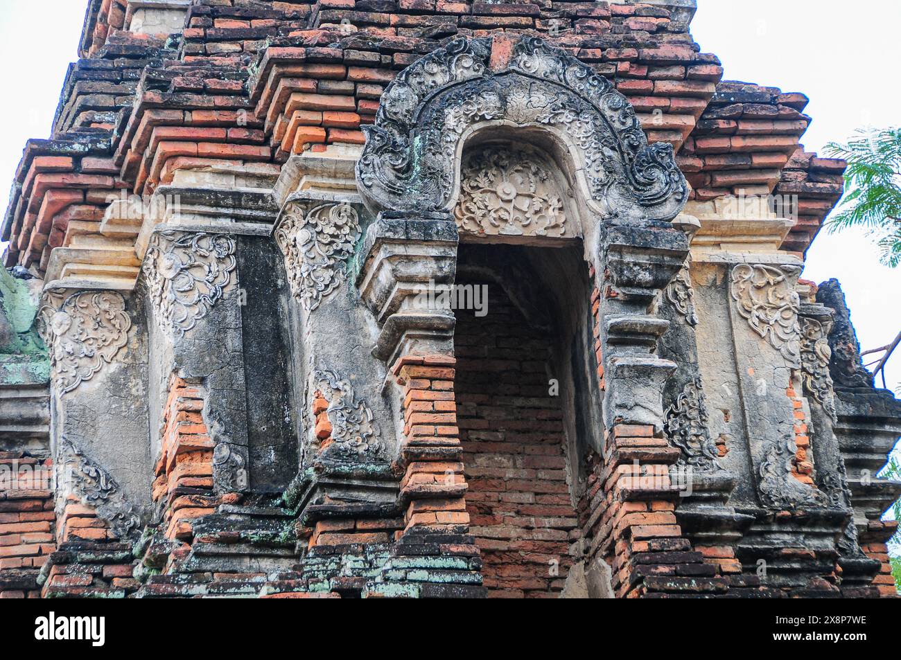 Detail der Stuckschnitzerei auf der Stupa im Wat Pupia, Wiang Kum kam Stockfoto