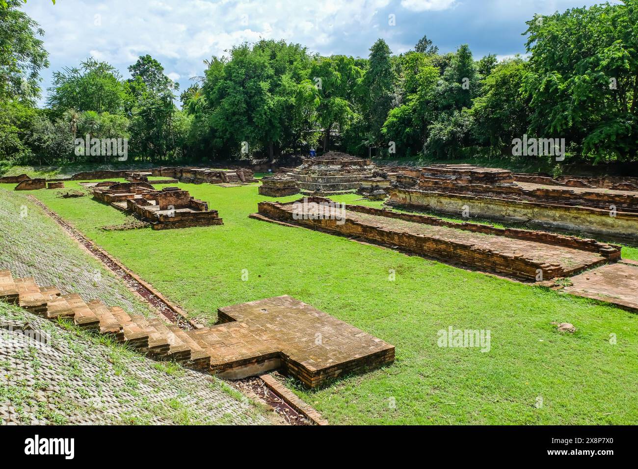 Die Ruinen von Wat Nanchang wurden unter einem Langangarten begraben Stockfoto