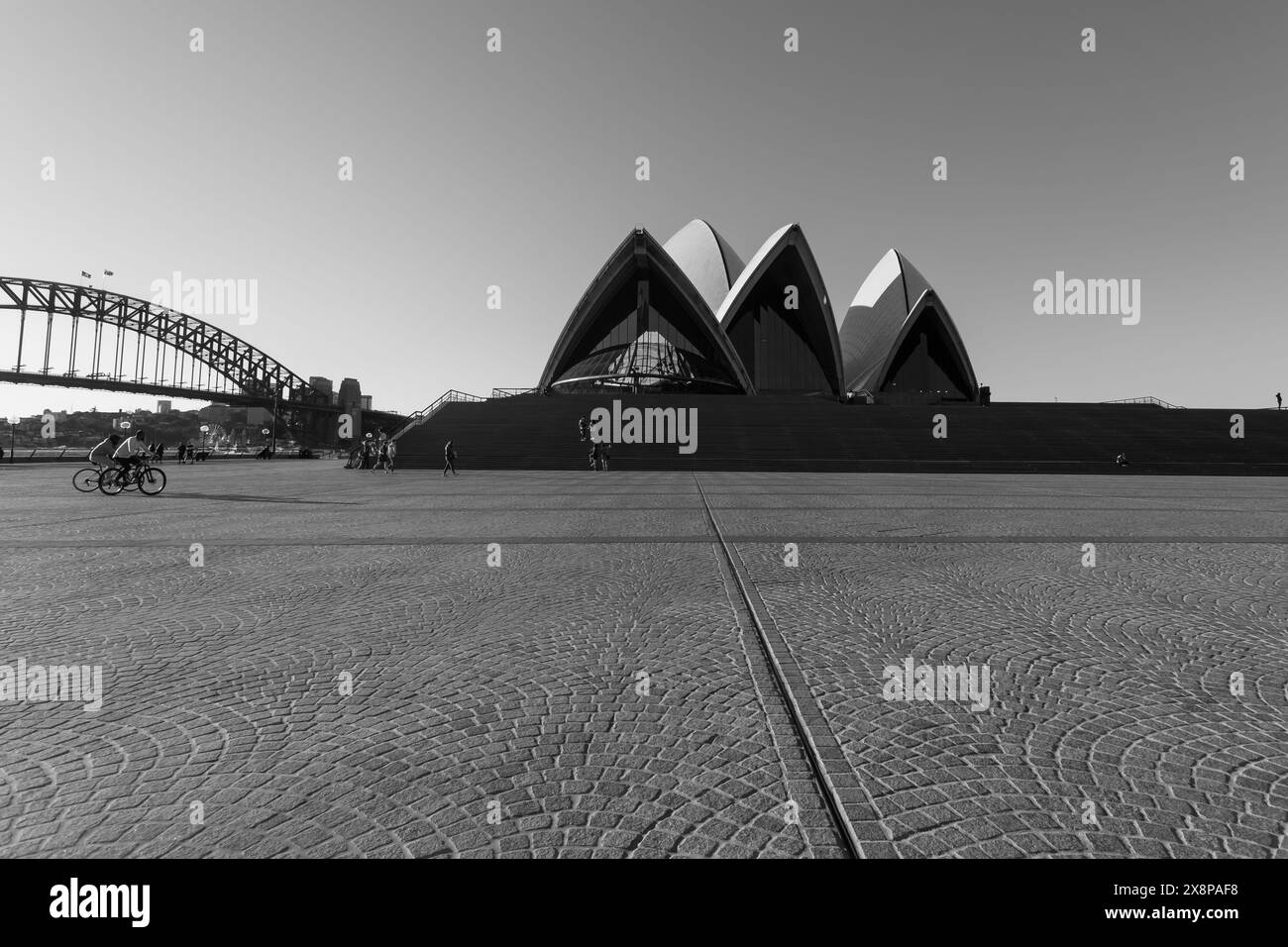 Sydney, Australien. Sonntag, 4. Juli 2021. Das Opernhaus und die umliegenden Bereiche sind fast leer, weil die zweite Woche der Sperrung infolge der de verschwunden war Stockfoto