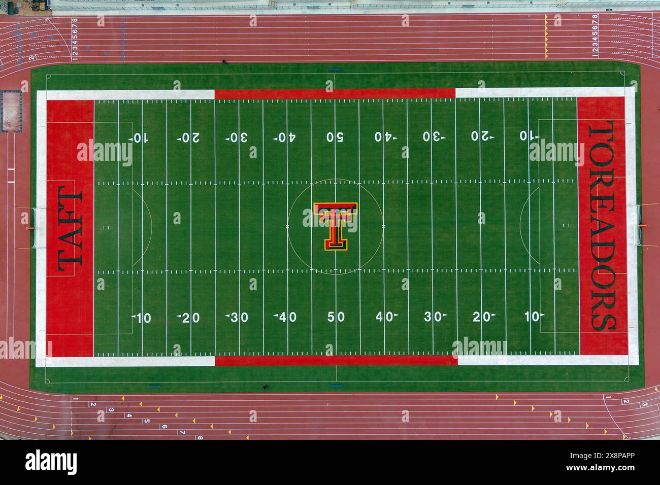 Eine allgemeine Luftaufnahme des Taft Charter High School Toreadors-Logos auf dem Mittelfeld des Fußballfeldes, Sonntag, 26. Mai 2024, in Woodland Hills, Kalif. Stockfoto