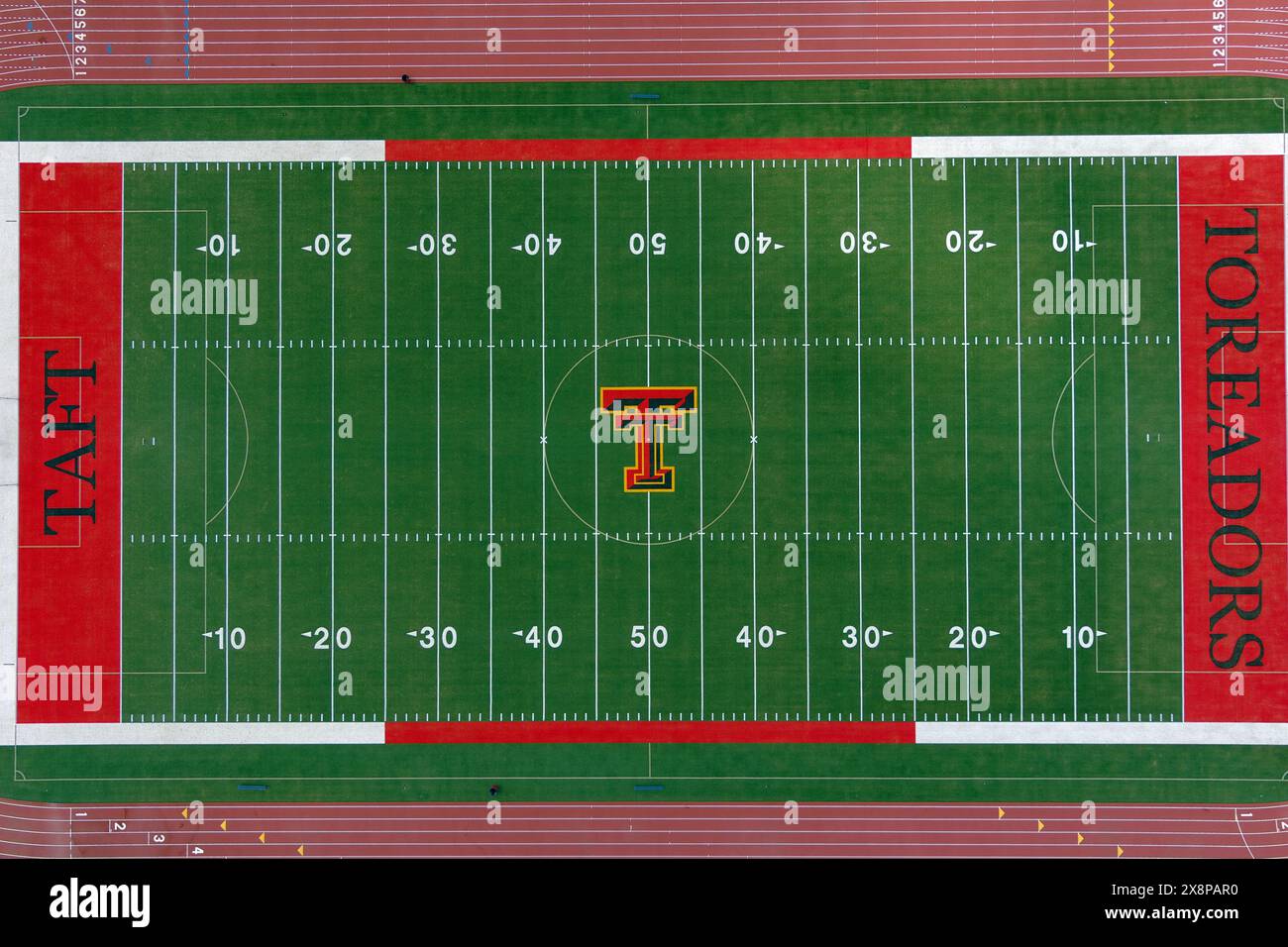 Eine allgemeine Luftaufnahme des Taft Charter High School Toreadors-Logos auf dem Mittelfeld des Fußballfeldes, Sonntag, 26. Mai 2024, in Woodland Hills, Kalif. Stockfoto