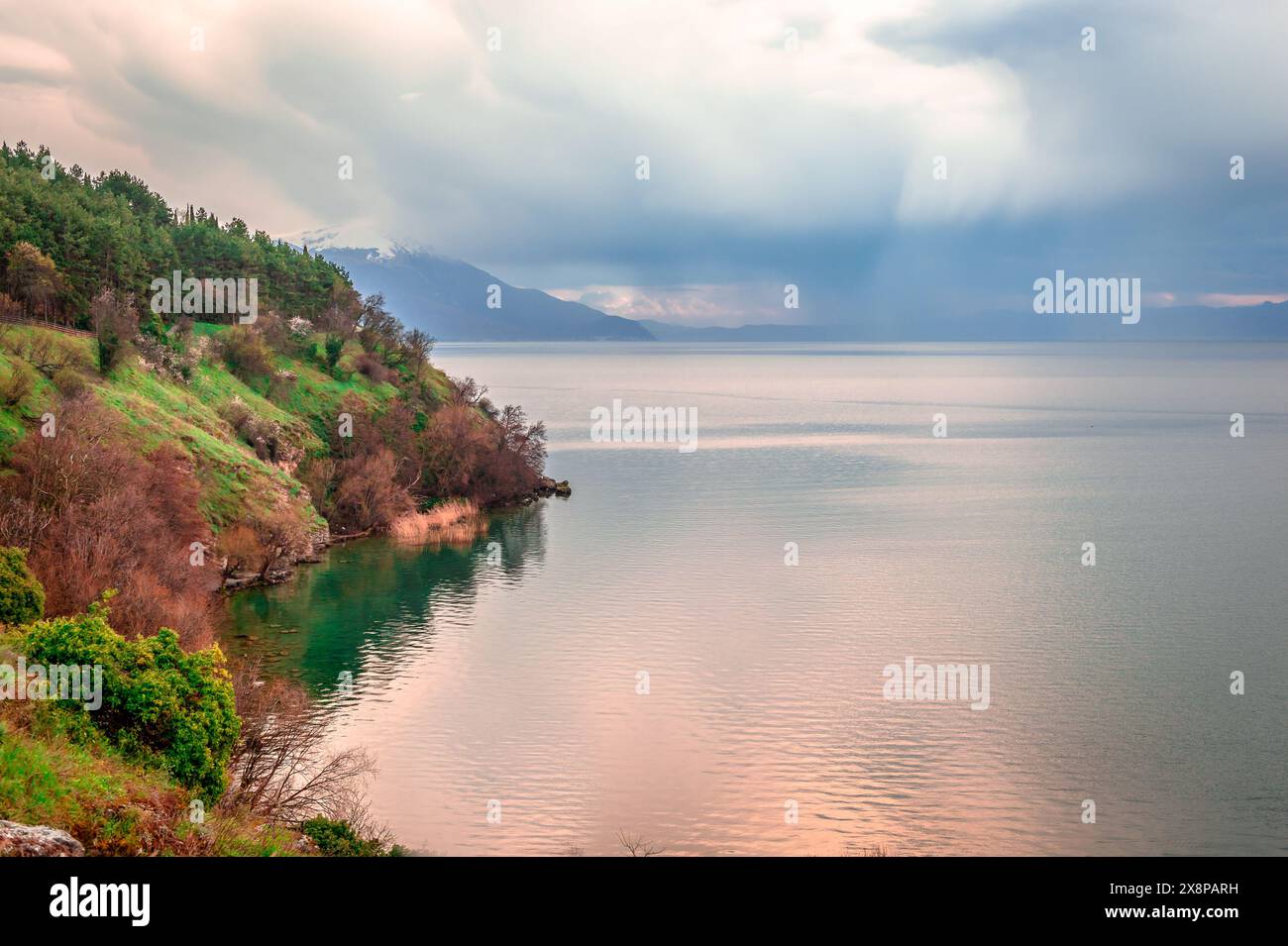 Lake Ohrid, in Ohrid, Nordmazedonien. Malerische Landschaft am Abend. Stockfoto